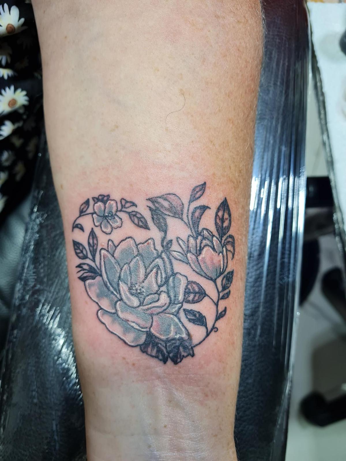 Çiçekler Kelebekler ve Böcek Dövmeleri