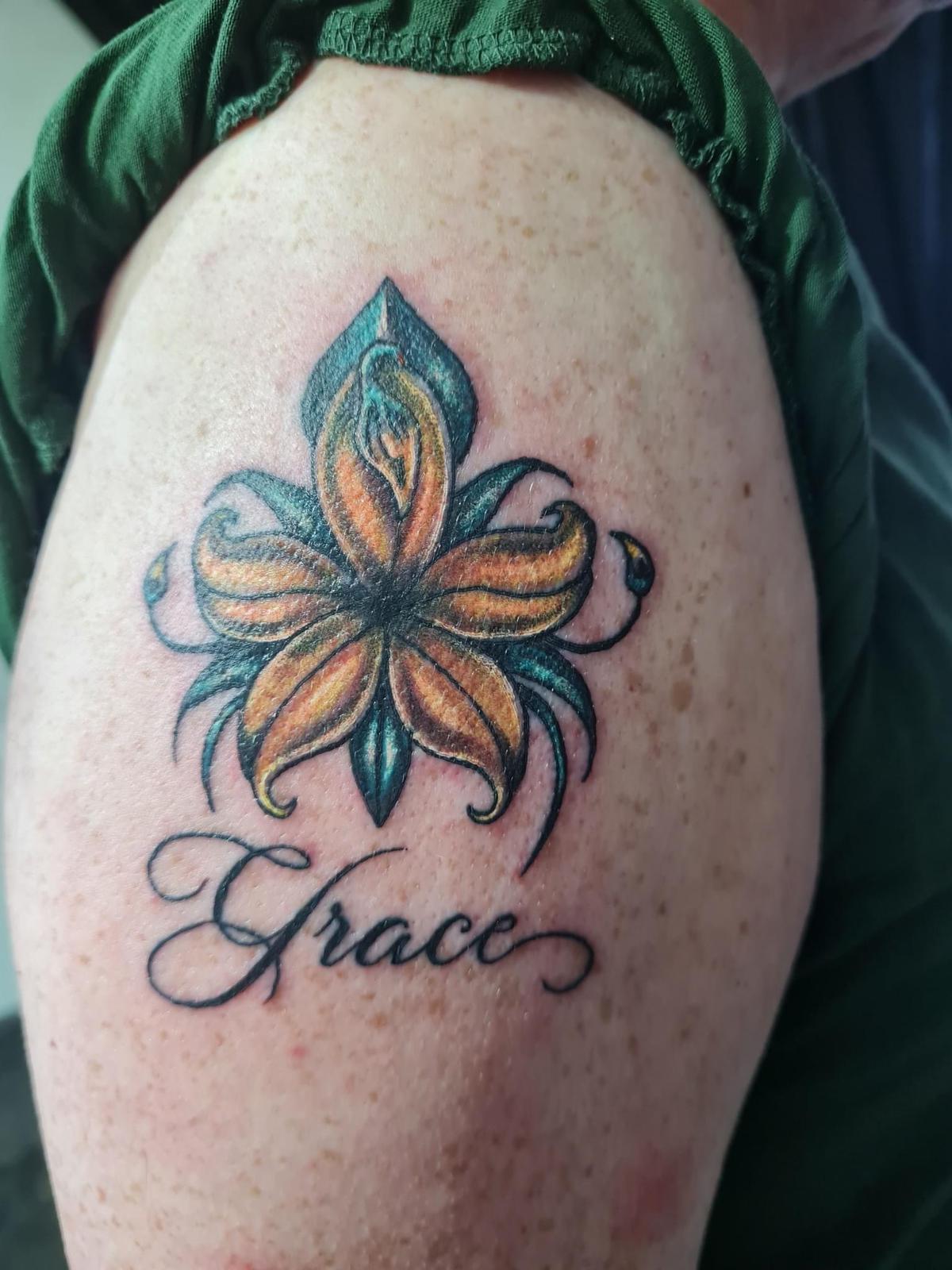 Çiçekler Kelebekler ve Böcek Dövmeleri