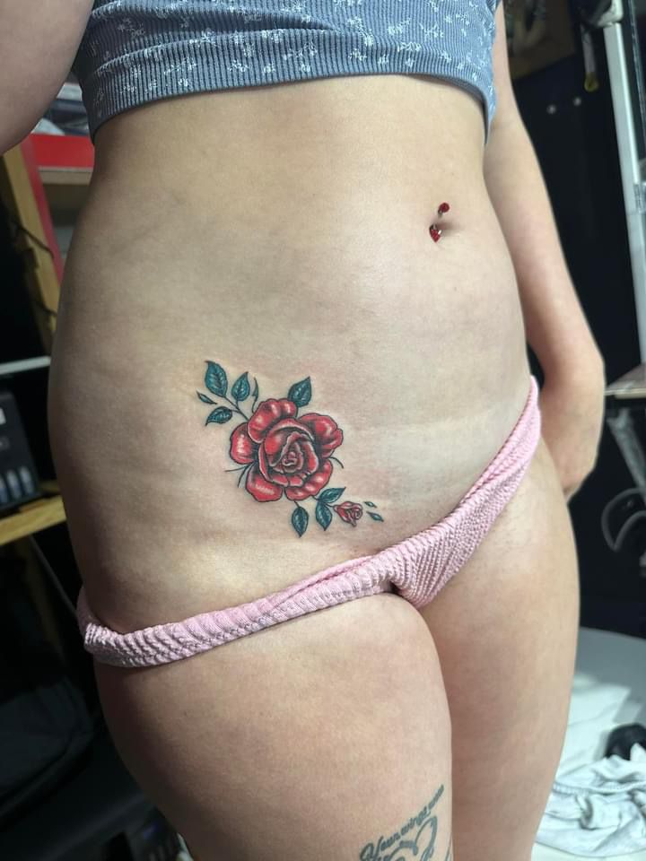 Çiçekler Kelebekler ve Böcek Dövmeleri