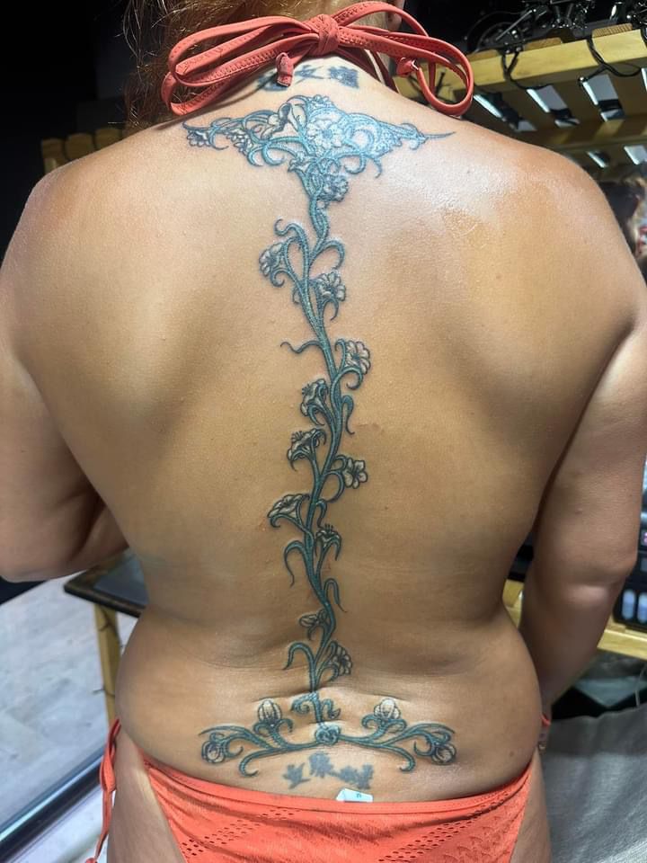 Çiçekler Kelebekler ve Böcek Dövmeleri