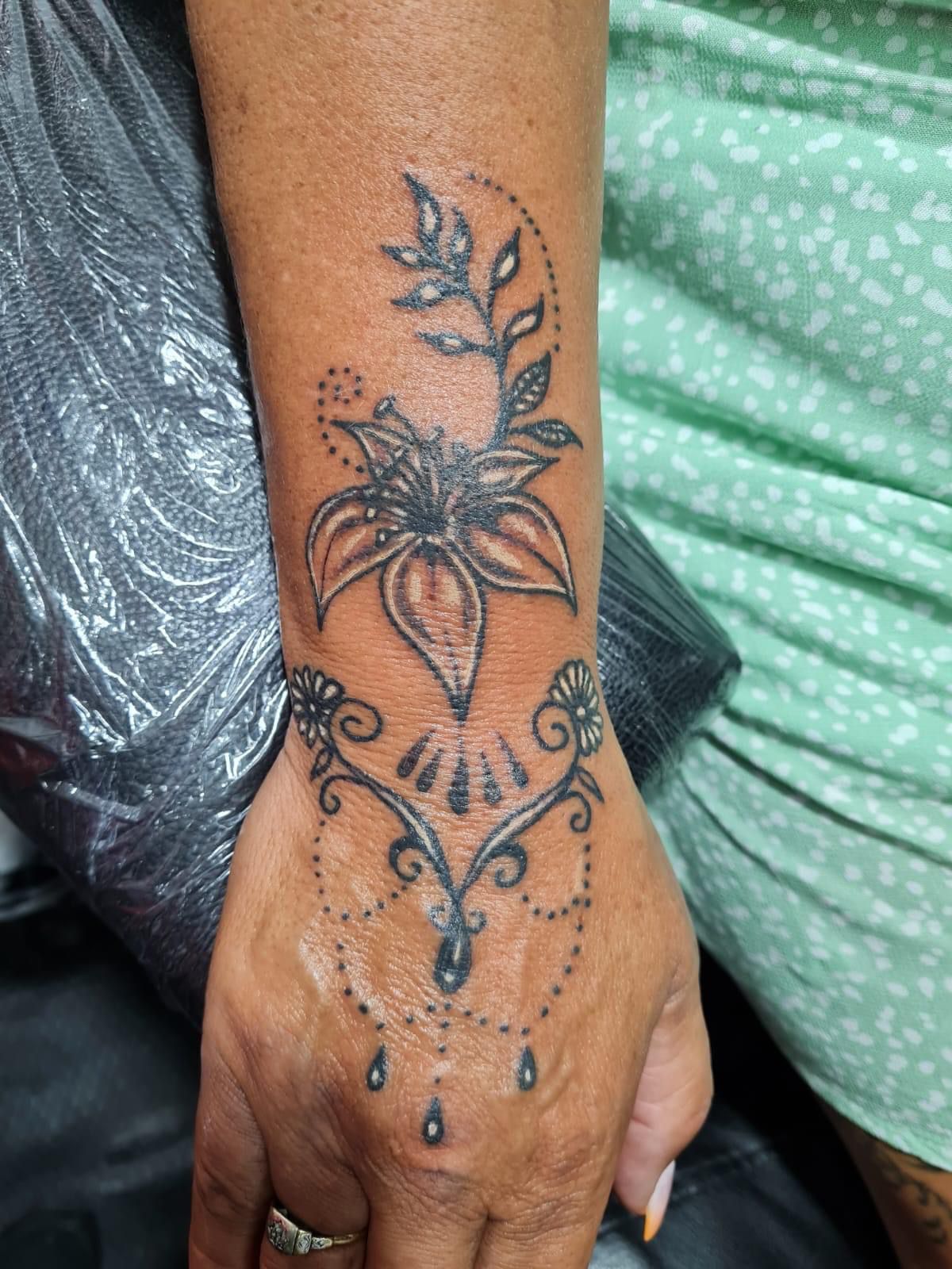 Çiçekler Kelebekler ve Böcek Dövmeleri