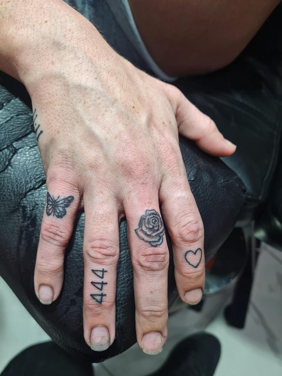 Parmak Üstü Dövmeler